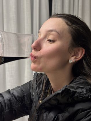 Bruna mandando beijo