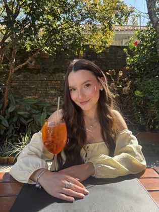 Bruna com um drink
