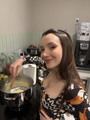 Bruna cozinhando